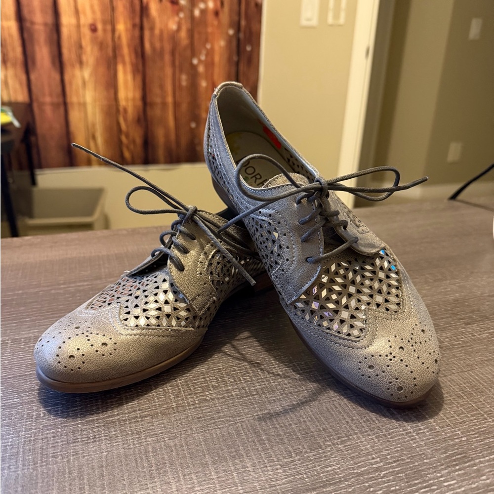 DORKING by Fluchos Women's Gray /Silver Perforated Lace-Up Flats NEW